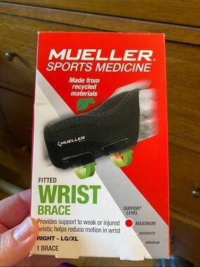 Mueller Black Fitted Wrist Brace - Right LG/XL